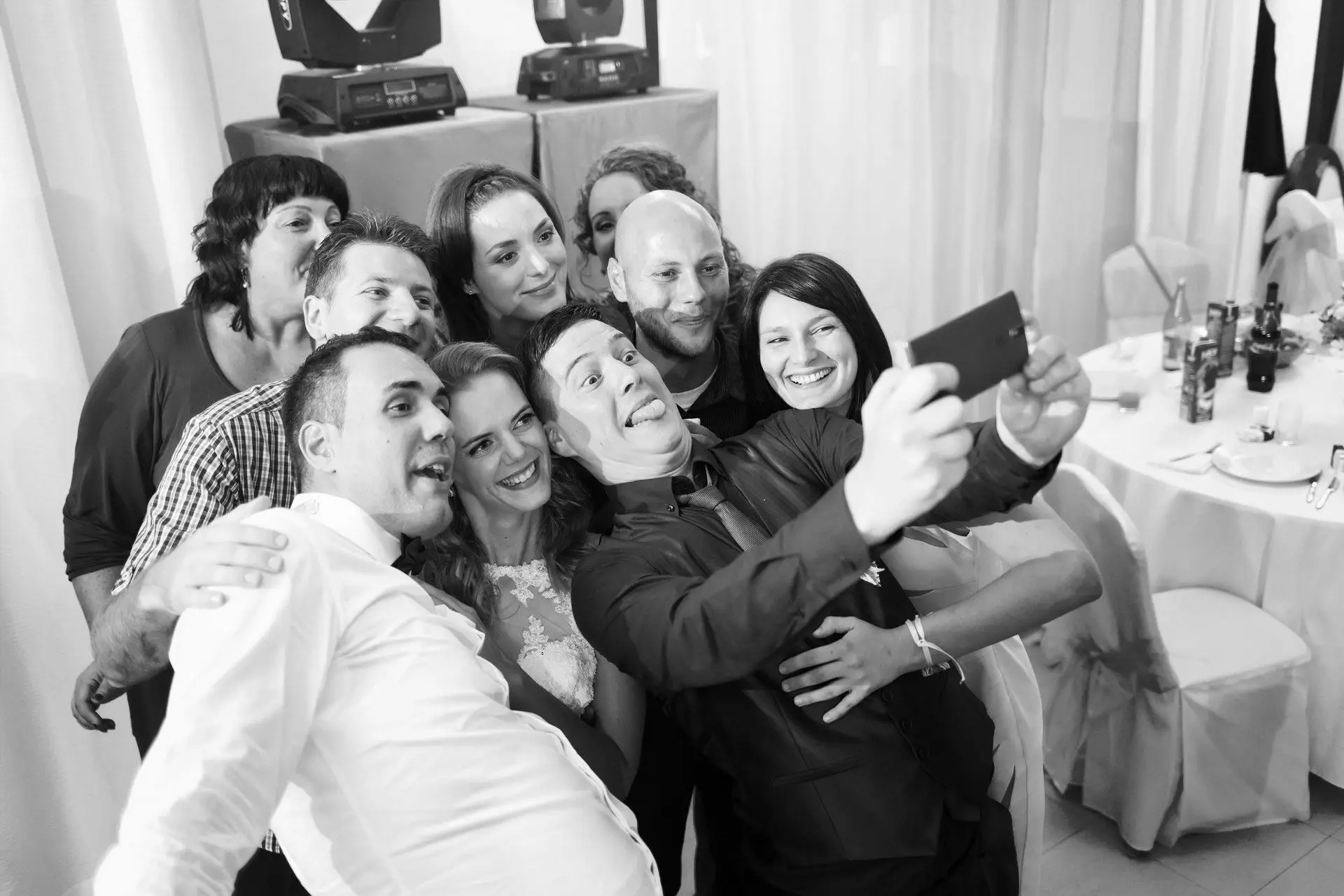 Fotograf vjenčanja u Splitu – mladenci u grupnoj fotografiji