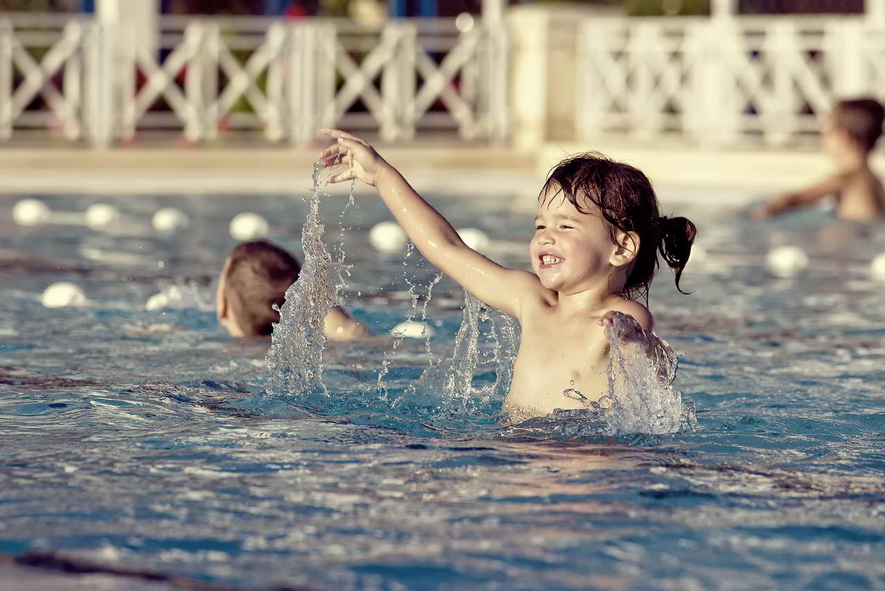 Poziranje djece bazen